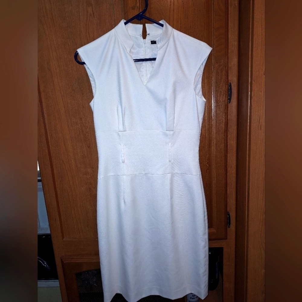 An Antonio Melani sleeveless v-neck split hem lined midi dress in a size 2.